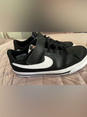 Nike Unisex Black & White Low-Top Legacy Sz 2
Worn maybe 3 times